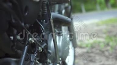 摩托车手通过Kickstarter启动摩托车发动机。 关闭莫托自行车腿启动摩托车驾驶。